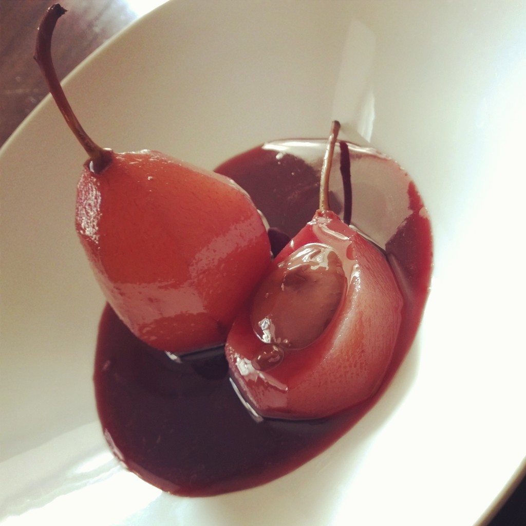 Pere Madernassa con salsa caramellata al vino rosso e cioccolato fondente